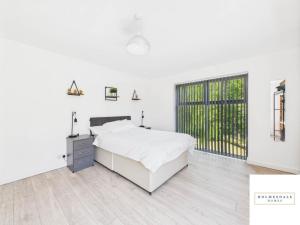 Postel nebo postele na pokoji v ubytování Waterfront by Holmesdale Homes