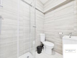 Et badeværelse på Waterfront by Holmesdale Homes