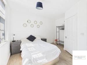 En eller flere senge i et værelse på Waterfront by Holmesdale Homes + 1 billede