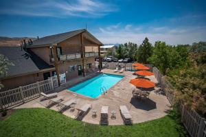 North Salt LakeSun Outdoors Salt Lake City的带遮阳伞的游泳池的俯视图