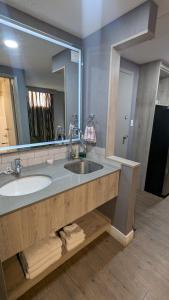 Un baño de Ramada by Wyndham Medicine Hat