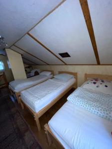 Postel nebo postele na pokoji v ubytování Дідова Хата