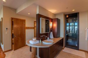 un bagno con lavandino e specchio di Horizons Edge a Boone Altre 40 foto