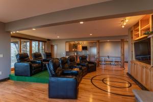 un soggiorno con sedie in pelle e TV a schermo piatto di Horizons Edge a Boone