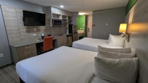 Una cama o camas en una habitación de Ramada by Wyndham Medicine Hat 58 fotos más