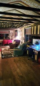 Khu vực ghế ngồi tại Quail Covey Cottage +10 ảnh