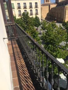 balcón de un edificio con barandilla en Semidiáfano Santa Teresa, en Ávila