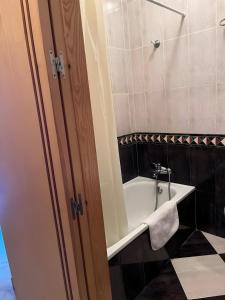 un baño con lavabo y bañera en Semidiáfano Santa Teresa, en Ávila