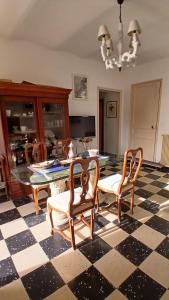 una sala da pranzo con tavolo e sedie su un pavimento a scacchi di Appartement Louis a Cap d'Ail