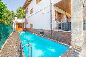 uma piscina no quintal de uma casa em Espectacular casa con piscina próxima a Pamplona em Zizur Mayor