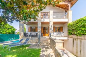 uma vista exterior de uma casa com piscina em Espectacular casa con piscina próxima a Pamplona em Zizur Mayor