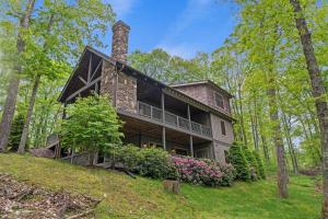 ein Haus auf einem Hügel im Wald in der Unterkunft Sweet Retreat at Sweetgrass in Blowing Rock
