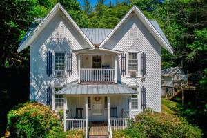 Casa bianca con veranda e balcone. di Historic McGuire House a Todd