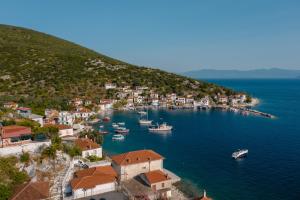 una vista aérea de una pequeña ciudad con barcos en el agua en Αγία Κυριακή Traditional Guesthouse, en Ayía Kiriakí