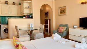 Køkken eller tekøkken på ApartHotel Riviera - Hyper Centre Ville - Studio Supérieur AC avec balcon et aperçu mer - BALCON MASSENET 1