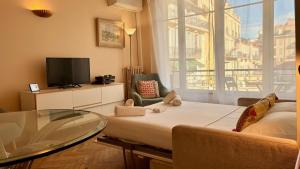 Et tv og/eller underholdning på ApartHotel Riviera - Hyper Centre Ville - Studio Supérieur AC avec balcon et aperçu mer - BALCON MASSENET 1