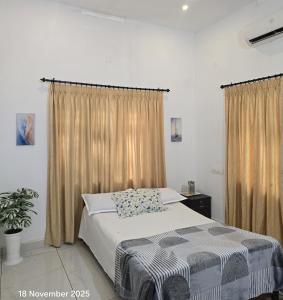 En eller flere senge i et værelse på Thiruthi Homestay