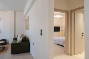 een woonkamer met een bank en een bed bij Paizan Homes - Kos City Centre in Kos-stad +93 foto's