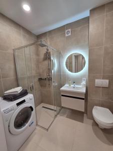 O baie la Truskavets Platinum Apartment 49,50 +27 fotografii