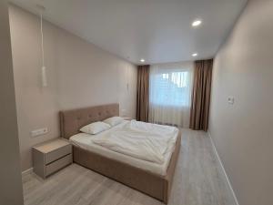 Un pat sau paturi într-o cameră la Truskavets Platinum Apartment 49,50