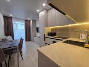 O bucătărie sau chicinetă la Truskavets Platinum Apartment 49,50