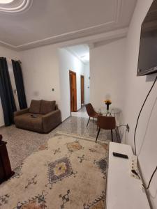 林贝Shalom Residence的客厅里有一张沙发和一张桌子。