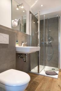 ein Badezimmer mit Dusche, Waschbecken und Toilette in der Unterkunft Klosterhof Aue W 3 in Bad Zwischenahn