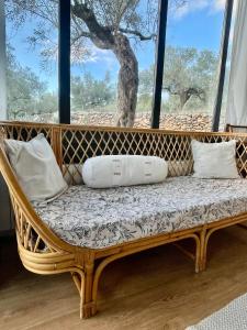 un banco de madera sentado frente a una ventana en Can Mimosa, en Tortosa