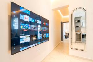 Μια τηλεόραση ή/και κέντρο ψυχαγωγίας στο Acropolis Gem