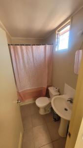 Ένα μπάνιο στο Casa acogedora en calle principal de Talca