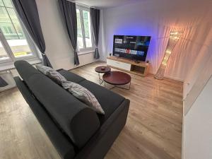 Μια τηλεόραση ή/και κέντρο ψυχαγωγίας στο Modern 80qm Flat with Balcony & free Parking