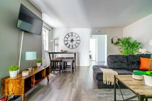 Μια τηλεόραση ή/και κέντρο ψυχαγωγίας στο Jungle House Columbus Sleep 12 Downtown Ohio Free Parking - Steps to Convention Center & Nationwide Arena - 2BR Short North Luxury Home - Over 5,800 Five Star Stays