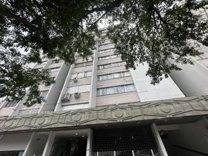 a tall white building with a staircase in front of it at Incrível apto com banheira e garagem perto de tudo in Florianópolis