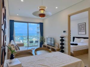 The Sóng OCEAN VIEW Apartment Vung Tau - Căn Hộ Du Lịch Bãi Sau Vũng Tàu - Linh House في فنغ تاو: غرفة نوم بها سرير ونافذة كبيرة +157 صورة