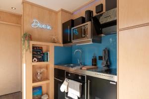 Una cocina o cocineta en The Reef - Unique Hot Tub Cabin in Millport 12 fotos más