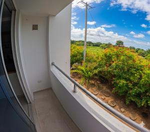 balcone con vista su un campo di fiori di Apartamento Caribeño 1203 a Coveñas