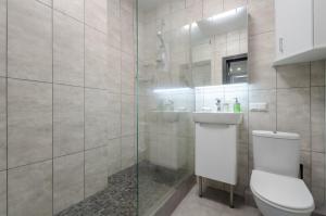 Un baño con ducha, inodoro y lavabo. en Panoramic view of the lake in the new apartment, en Kiev 10 fotos más