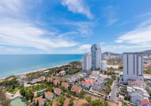 The Sóng OCEAN VIEW Apartment Vung Tau - Căn Hộ Du Lịch Bãi Sau Vũng Tàu - Linh House في فنغ تاو: اطلالة جوية على المدينة والمحيط
