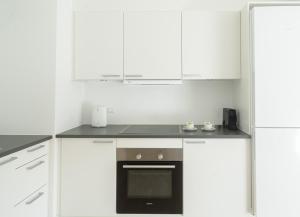 Η κουζίνα ή μικρή κουζίνα στο Spacious 1-BR w. private terrace - 81 +6 φωτογραφίες