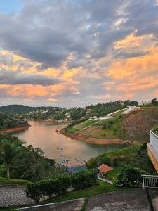 una vista di un fiume con barche al suo interno di Represa de Igaratá Yellow House a Jacareí
