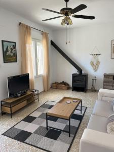 德尼亚Casa Erika的带沙发和咖啡桌的客厅 更多21张照片