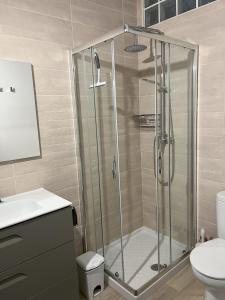 德尼亚Casa Erika的浴室里有玻璃门的淋浴间