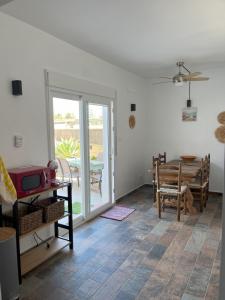 德尼亚Casa Erika的带桌子的客厅和餐厅