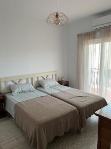 德尼亚Casa Erika的一间卧室，配有一张大床和一扇窗户。