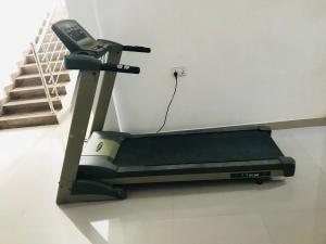 um celular em uma esteira ao lado de um celular em White House Inn em Lukasgoda