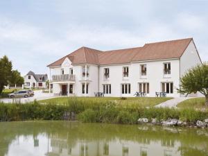 Výhled na řeku, která protéká v blízkosti hotelu