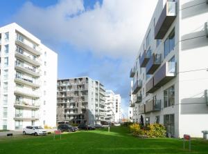 una zona de césped entre dos edificios altos en Beautiful 1-BR w a balcony by Odense harbour - 82, en Odense