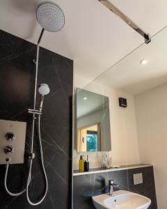 Un baño de The Reef - Unique Hot Tub Cabin in Millport