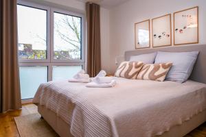 een slaapkamer met een bed met twee knuffels erop bij Salzbrise - Balkon, Sauna, Strandnah, Familienfreundlich in Kellenhusen