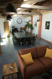 una sala de estar con una mesa y un sofá en Chambres D'hôtes Le Palmier, en Saint-Michel-Mont-Mercure
